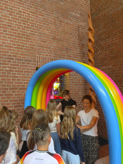 Schulgottesdienst mit Regenbogen in Passionskirche